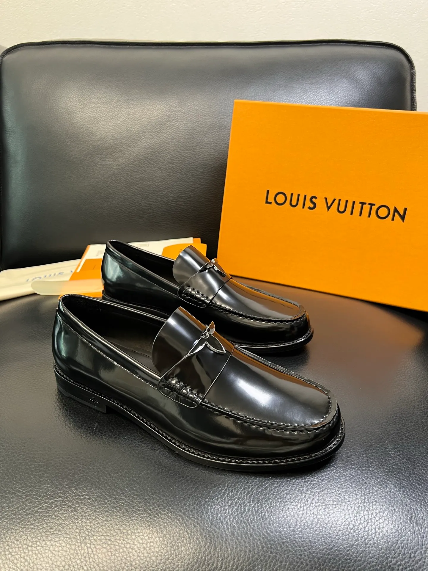Men's shoes 💰920 Lv high quality top crafts Louis Vuitton leather shoes counter synchronized with original factory configuration, uppers imported from Italy, imported water-dyed cowhide lining, soles: original genuine leather soles specially provided by the original factory, original factory and single goods, welcome to compare, code number 39-44 (customized 38 45 46)